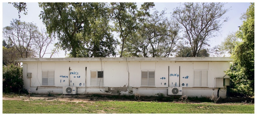 יבוץ ניר יצחק בשנת 2010, מתוך הסדרה הצילומית “מספרי מזל” 